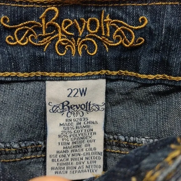 NWT Revolt Women's Faded Blue Jean Denim Shorts Sz 22W-Studded Pockets Casual - Picture 3 of 5